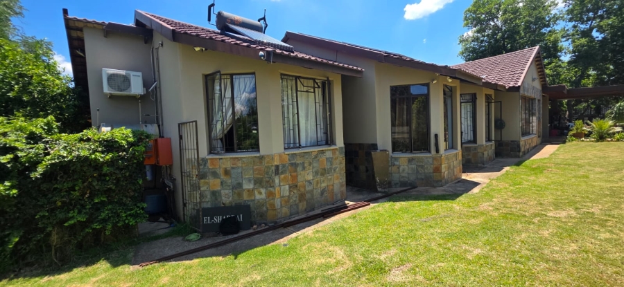 5 Bedroom Property for Sale in Wilkoppies North West